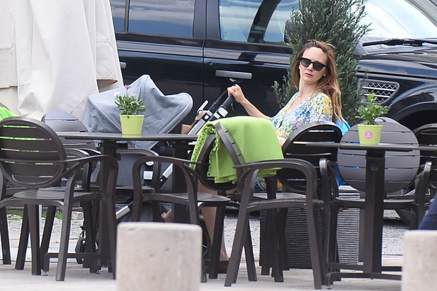 ILONA OSTROWSKA NA SPACERZE Z PARTNEREM W CENTRUM