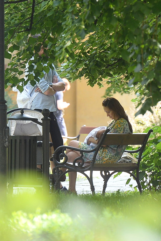 ILONA OSTROWSKA NA SPACERZE Z PARTNEREM W CENTRUM