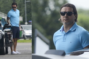 Radosław Majdan na stacji benzynowej
