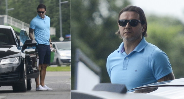 Radosław Majdan na stacji benzynowej