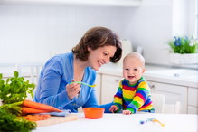 mama karmi dziecko zupką