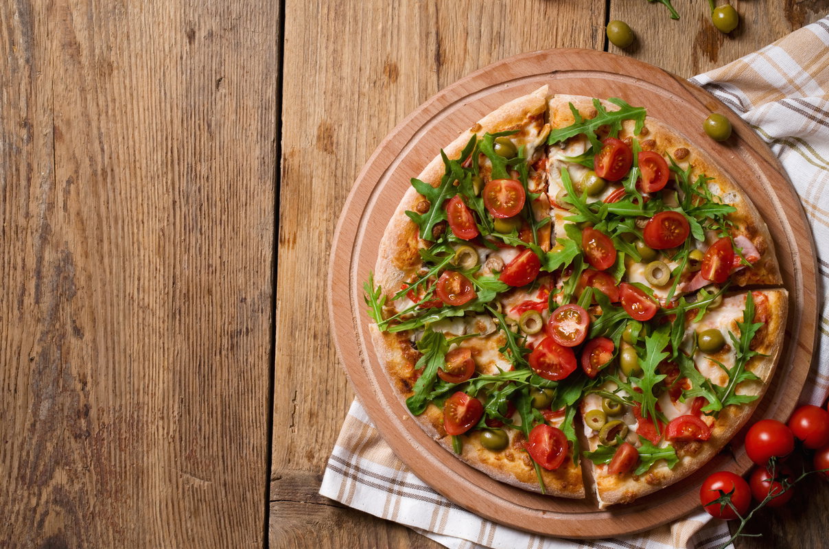 Pizza z pomidorami
