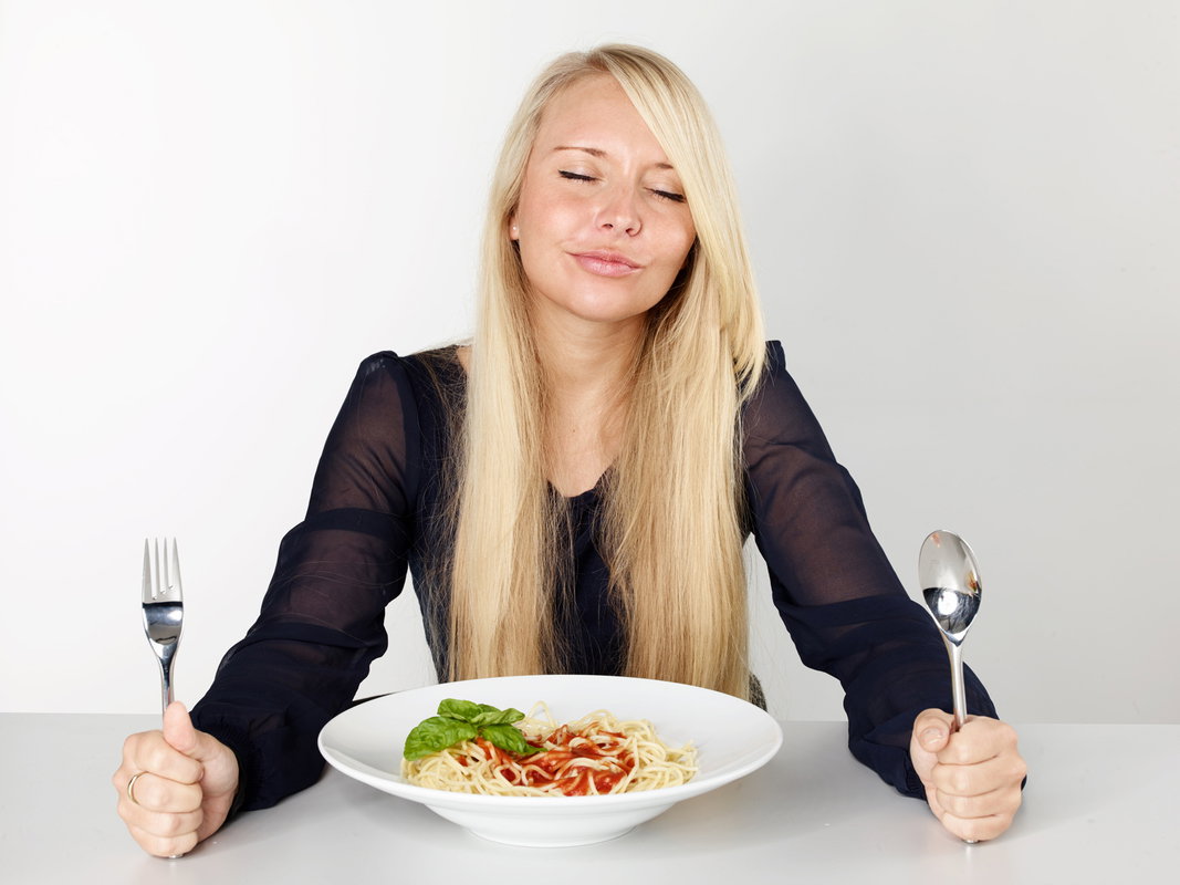 Kobieta je spaghetti