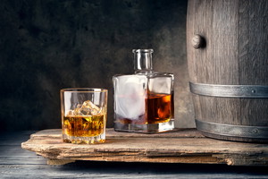 Whiskey w butelce i beczce