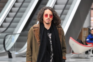 Michał Szpak pod studiem TVP