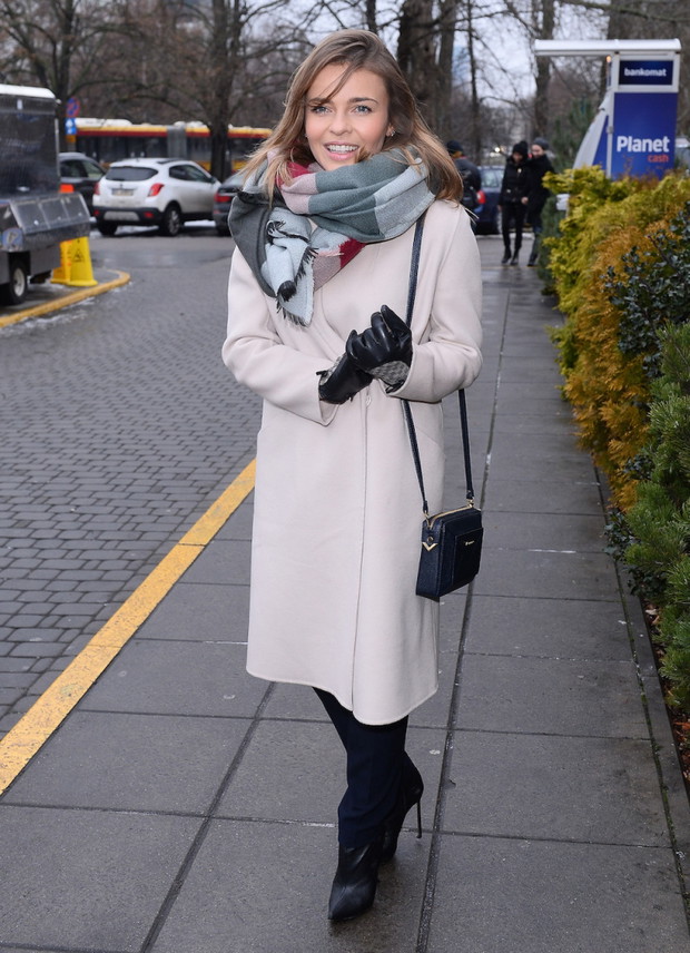 Edyta Herbuś z szarym szalem