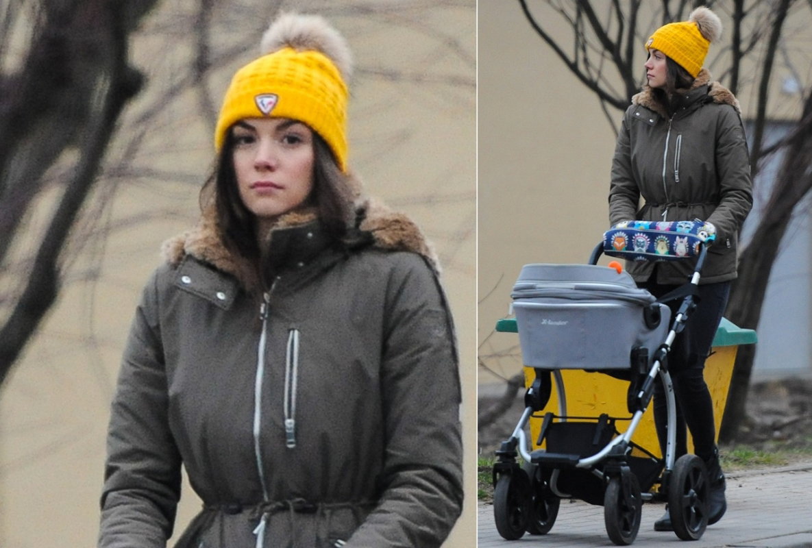 Paulina Krupińska na spacerze z córką