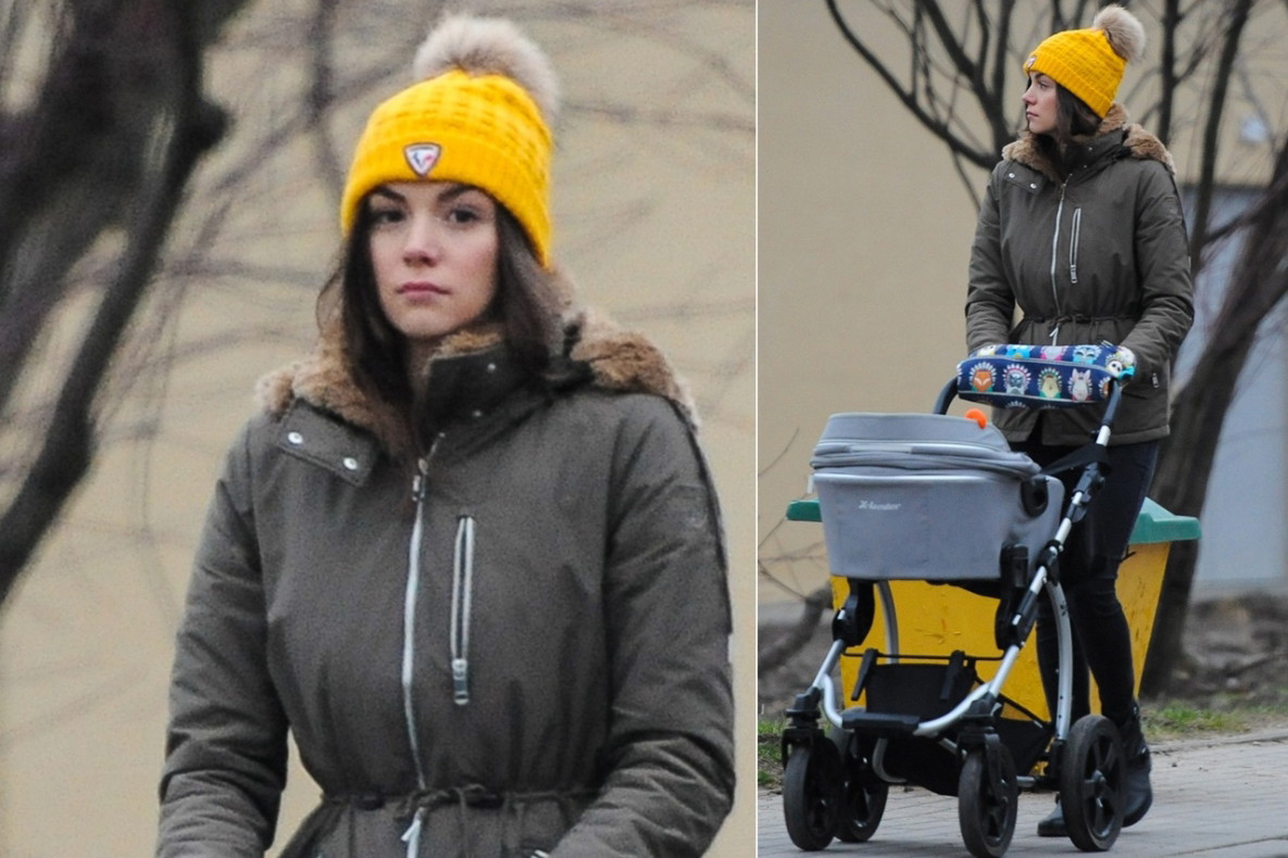 Paulina Krupińska na spacerze z córką