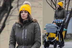 Paulina Krupińska na spacerze z córką
