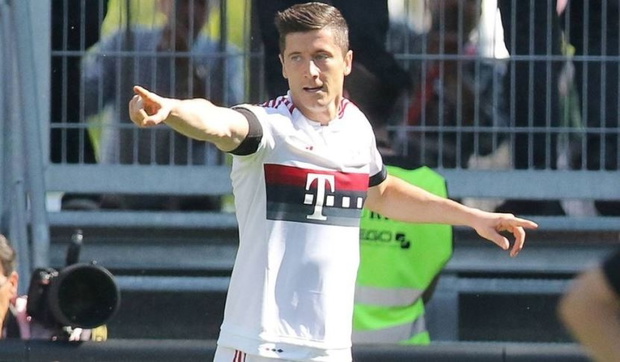 Robert Lewandowski świętuje mistrzostwo Niemiec bez koszulki