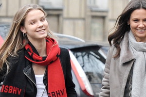 Kinga Rusin z córką Igą na spacerze