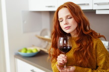 Alkohol pity na przeziębienie rozgrzewa i rozluźnia, dzięki czemu na krótko poczujemy się lepiej.