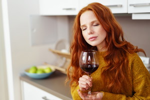 Alkohol pity na przeziębienie rozgrzewa i rozluźnia, dzięki czemu na krótko poczujemy się lepiej.