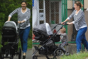 Beata Sadowska z dziećmi na spacerze