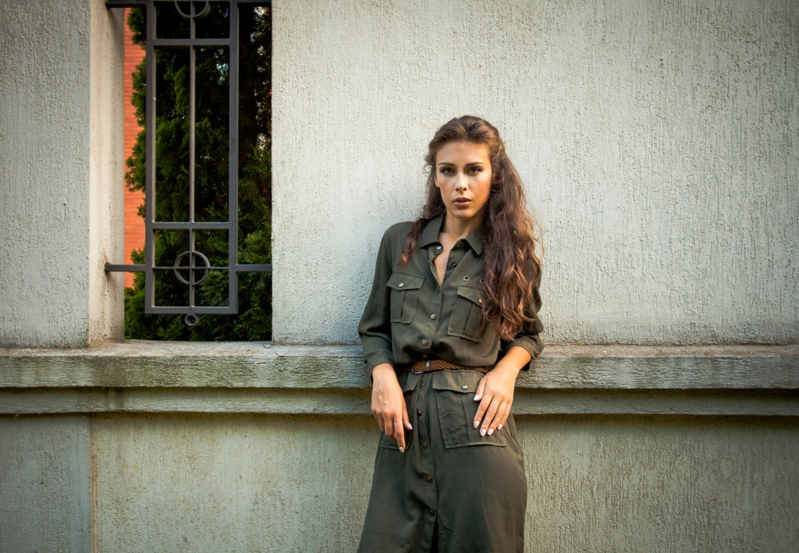kobieta ubrana na styl militarny