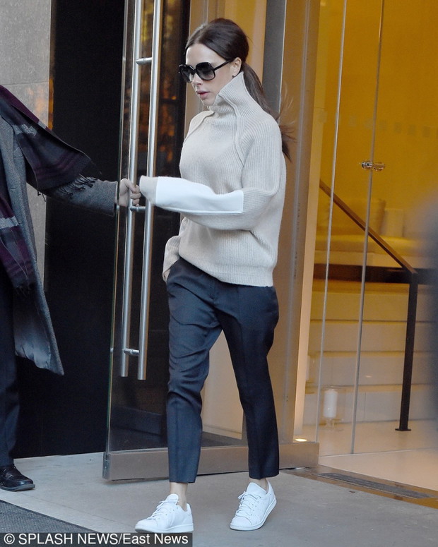 Victoria Beckham wychodzi z hotelu