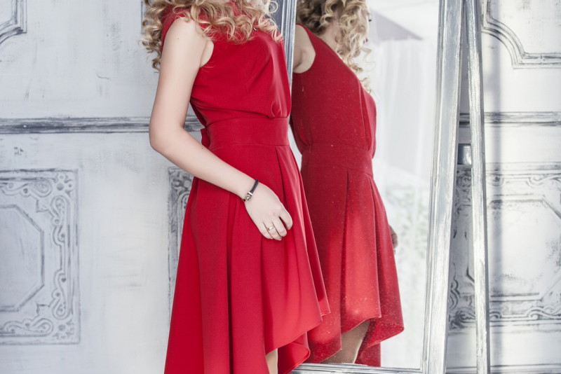blondynka w sukience z ogonem
