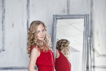 blondynka w sukience z ogonem