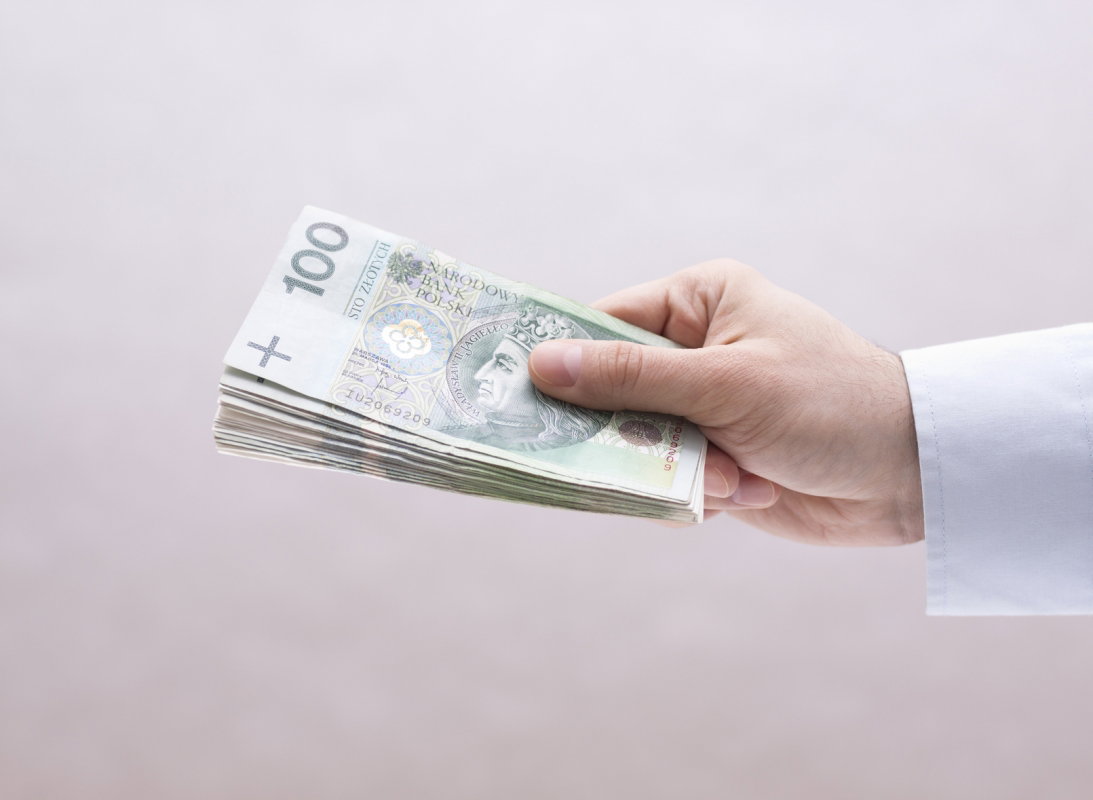 mężczyzna wręcza zadatek