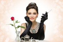 KObieta w stylu Audrey Hepburn
