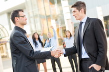 mężczyźni zawierają umowę przedwstępną