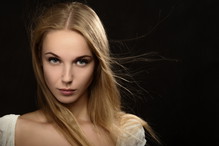 Kobieta o włosach ciemny blond