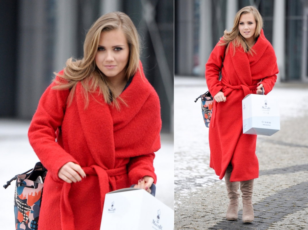 Agnieszka Kaczorowska wychodzi z budynku TVP