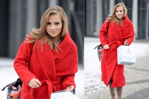 Agnieszka Kaczorowska wychodzi z budynku TVP
