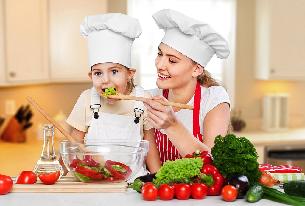 mama-z-dzieckiem-w-kuchni