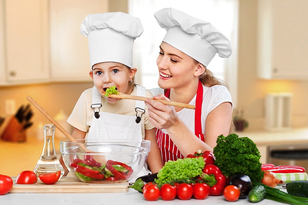 mama-z-dzieckiem-w-kuchni