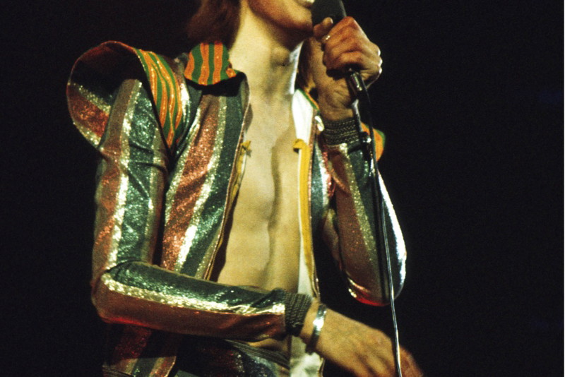 David Bowie na scenie w 1975