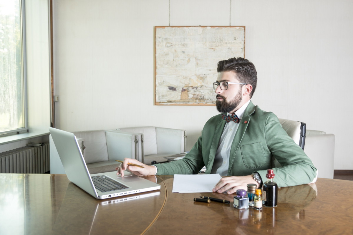 mężczyzna pracuje przed laptopem