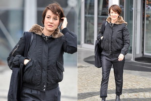 Maja Ostaszewska wychodzi z budynku TVP