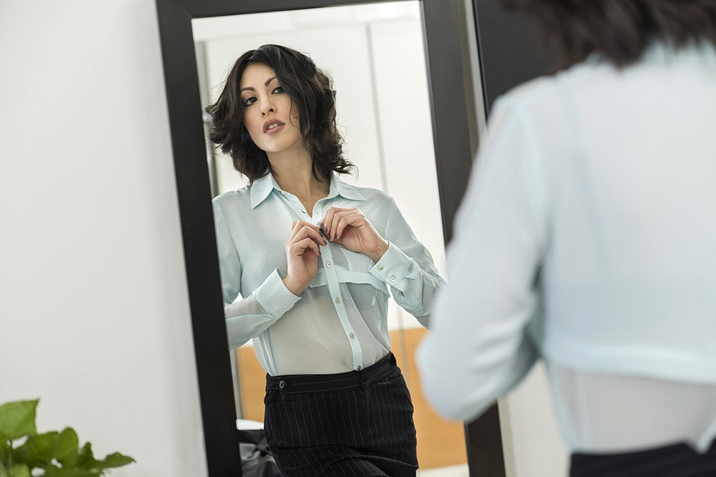 Bizneswoman przed lustrem