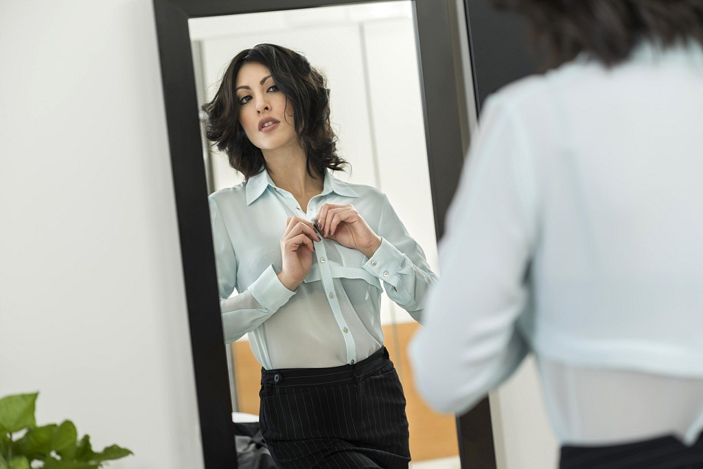 Bizneswoman przed lustrem