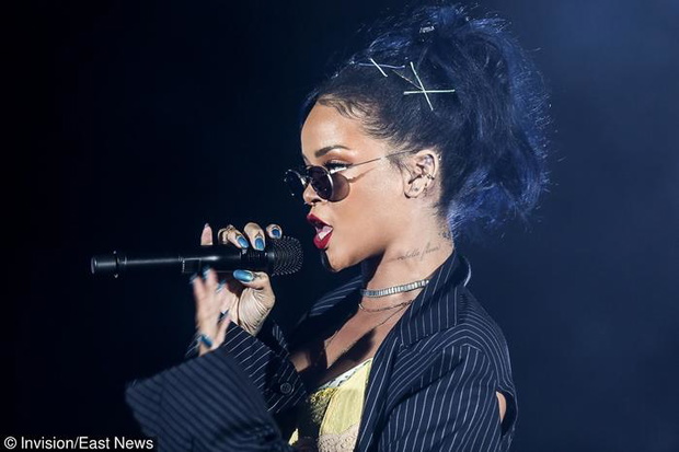 rihanna-na-koncercie-323321-1X700-45d2a95