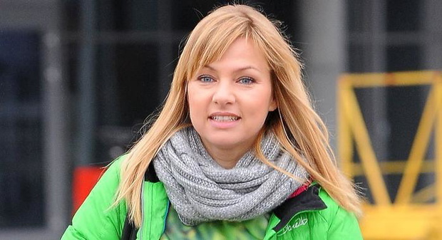 katarzyna-bujakiewicz-w-zielonej-kurtce-i-szaliku-wychodzi-ze-studia-tvp-323602-1X700-8bbda5c