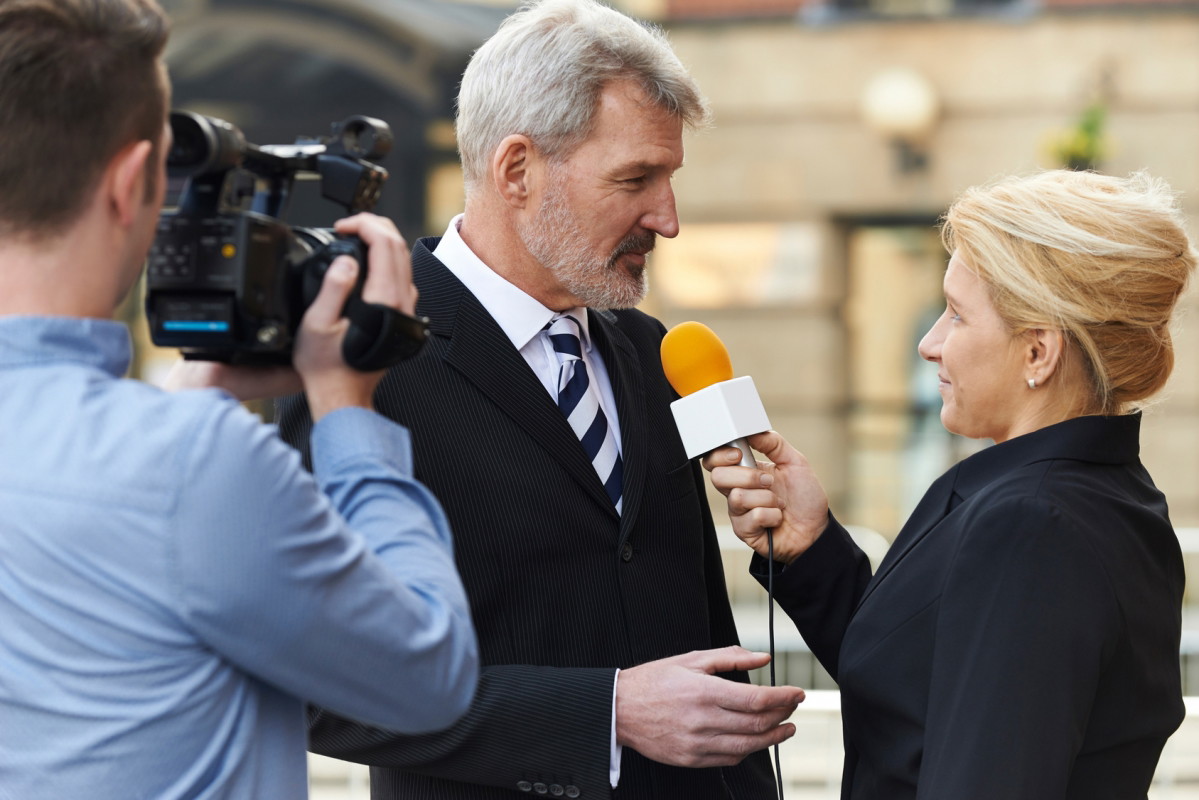 Dziennikarka z mikrofonem i mężczyzna