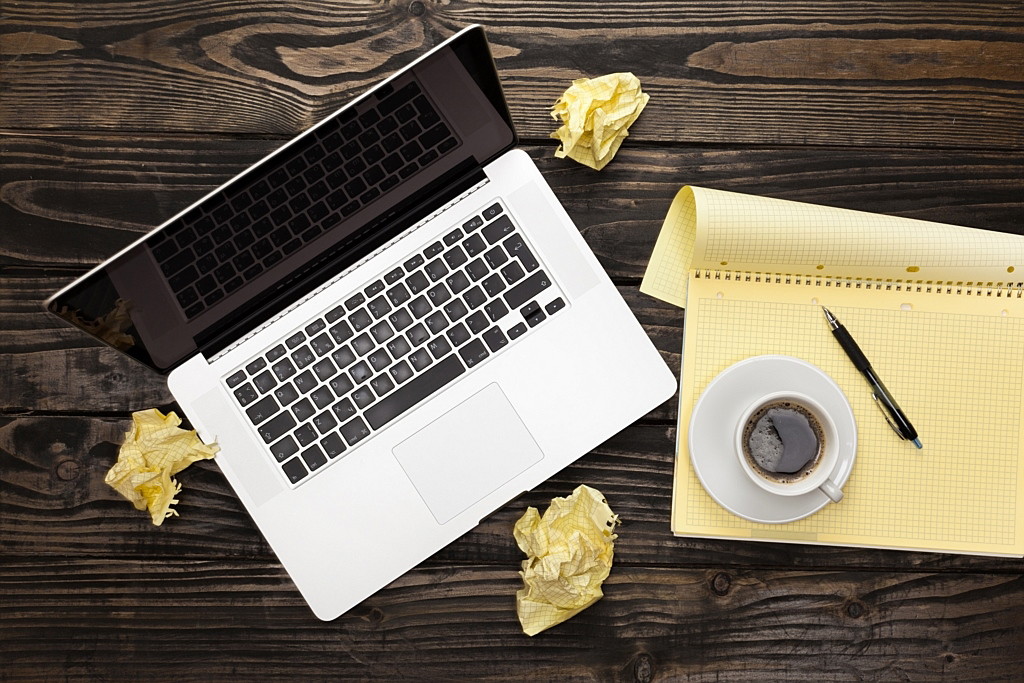 kartki papieru i laptop