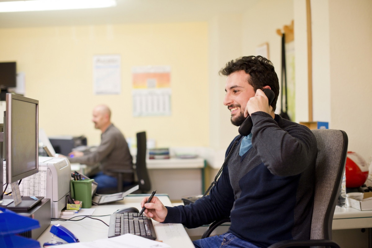 Mężczyzna w biurze rozmawia przez telefon