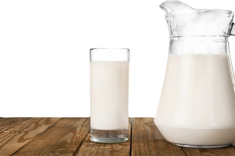 Maślanka i kefir w dzbanku i szklance