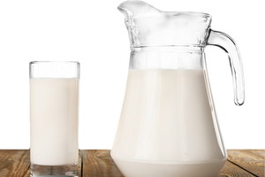 Maślanka i kefir w dzbanku i szklance
