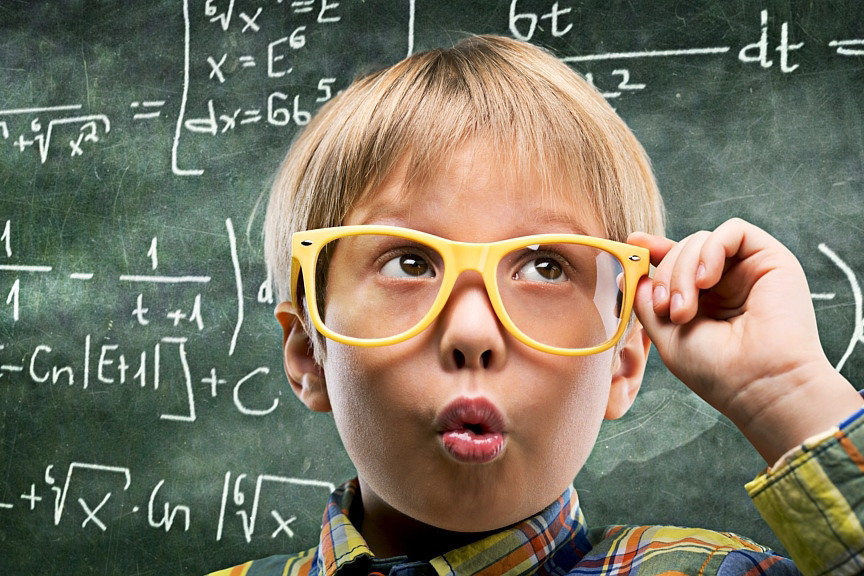 kilkulatek w okularach