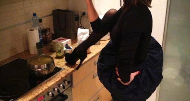 Edyta Herbuś gotuje z nogą na blacie