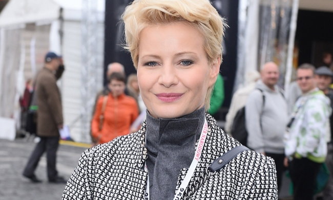 Małgorzata Kożuchowska w szarym płaszczu