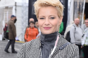 Małgorzata Kożuchowska w szarym płaszczu