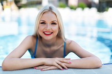 uśmiechnięta blondynka