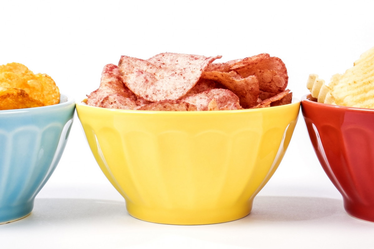 trzy miseczki z czipsami w różnych smakach