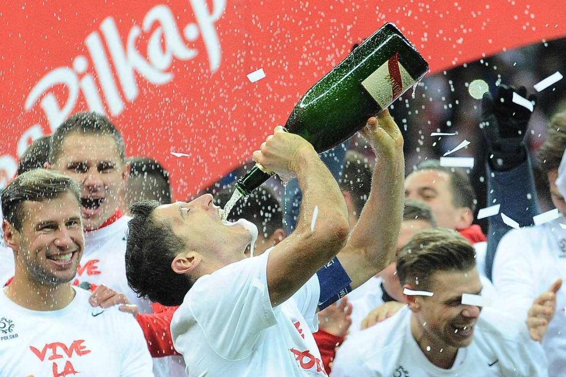 Robert Lewandowski pije szampana