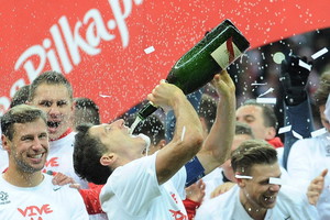Robert Lewandowski pije szampana